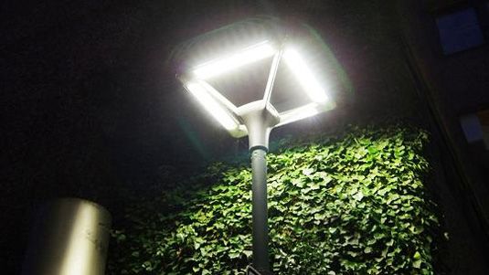 Foto einer der ersten LED-Laternen für eine Fußwegbeleuchtung steht am Rathaus